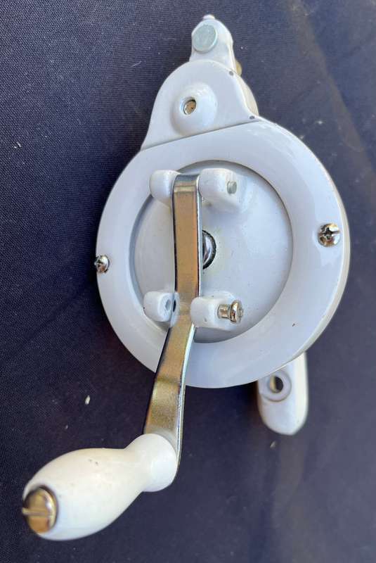 Sewing Machine hand crank, working.
