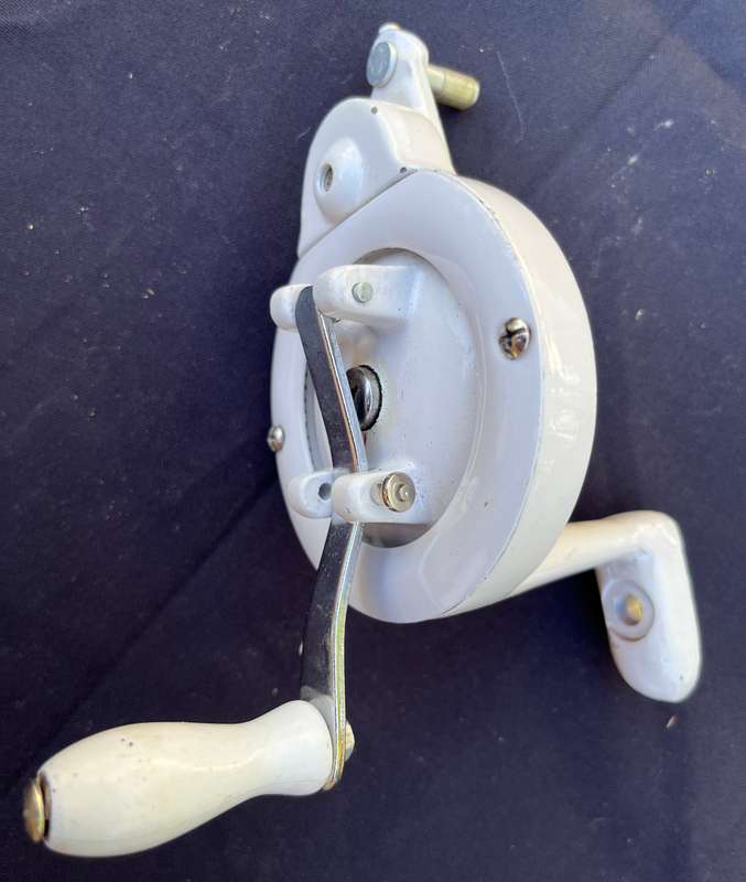 Sewing Machine hand crank, working.