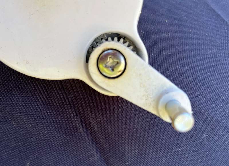 Sewing Machine hand crank, working.