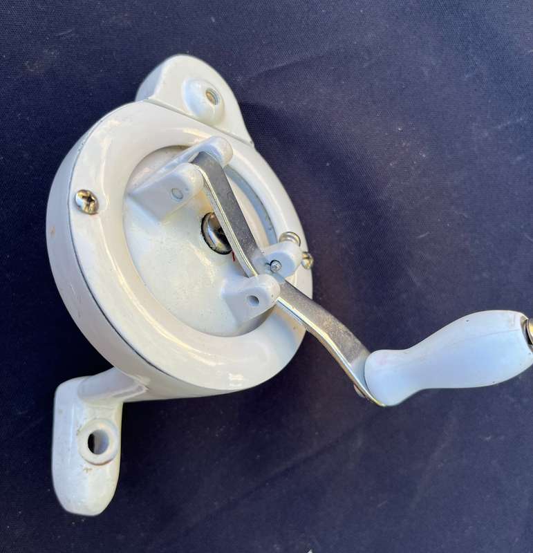 Sewing Machine hand crank, working.