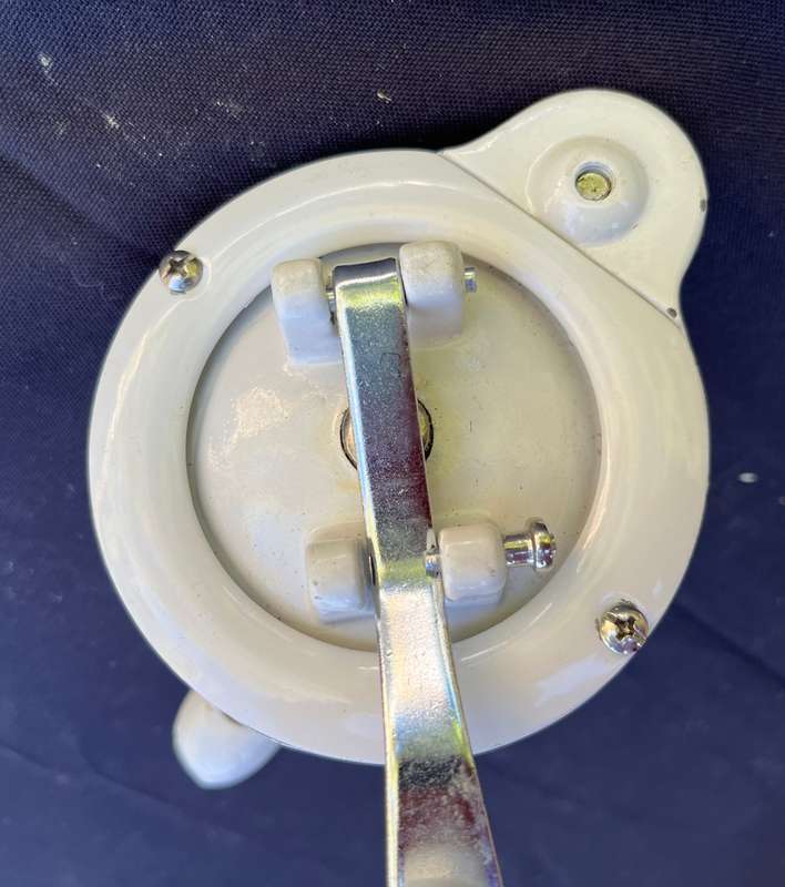 Sewing Machine hand crank, working.