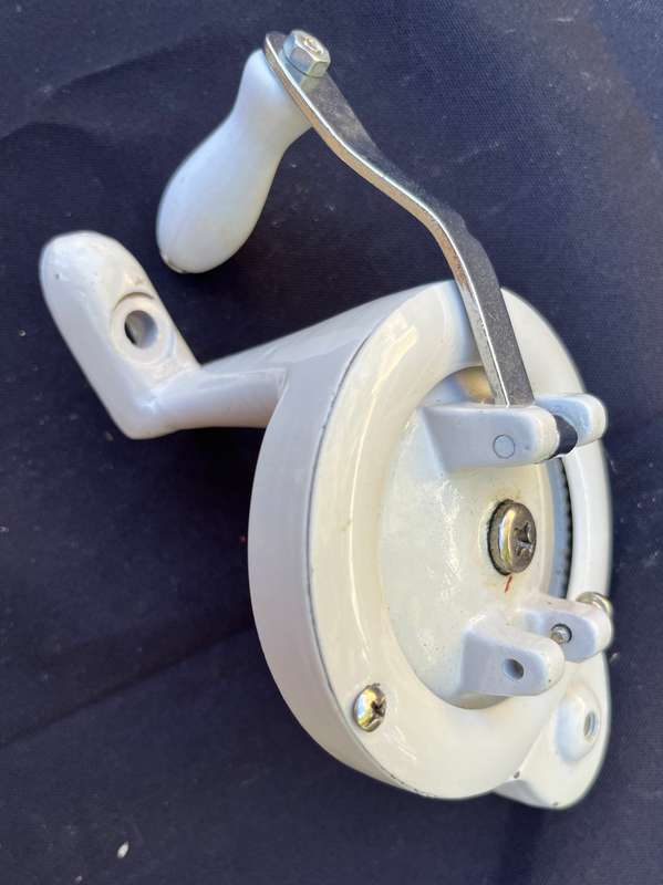 Sewing Machine hand crank, working.