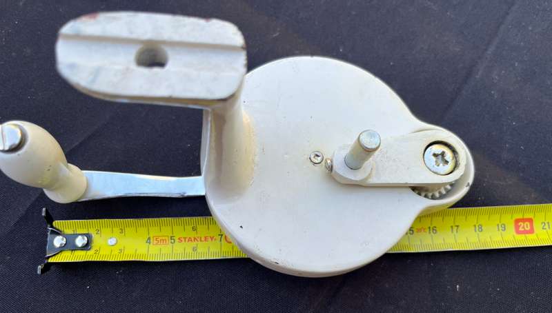 Sewing Machine hand crank, working.