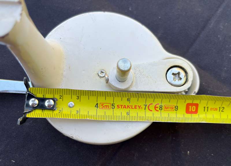 Sewing Machine hand crank, working.