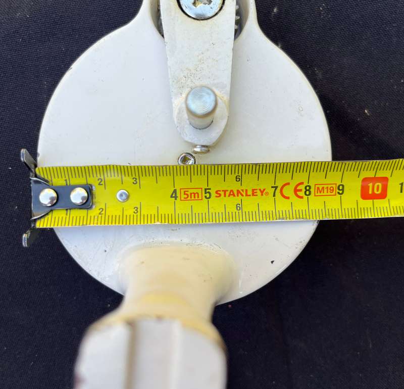 Sewing Machine hand crank, working.