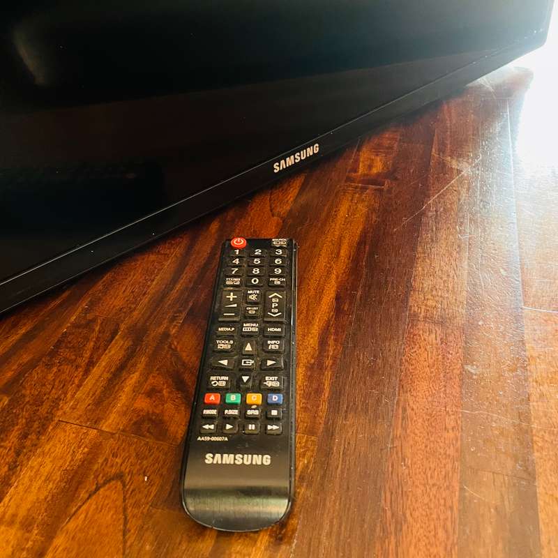 Samsung 32 tv (( Non Smart Tv ))
