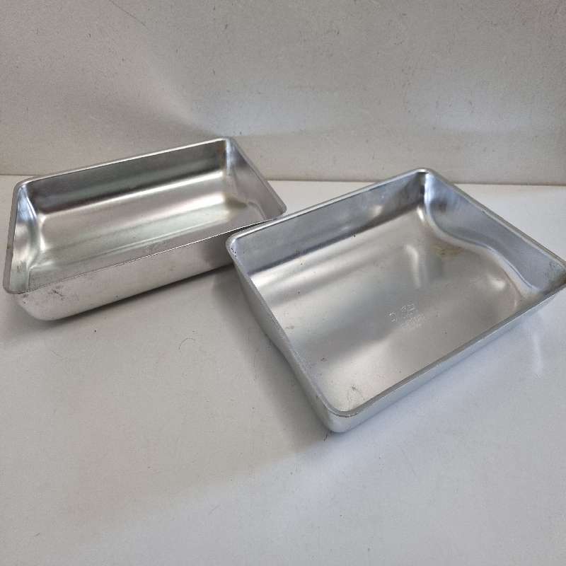 2 x Vintage Wilton 1971 baking tins - Unusual shape - 21cm x 16cm