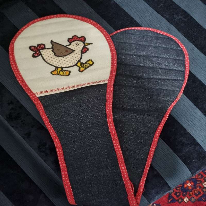 Embroidered oven mitten with chicken detail