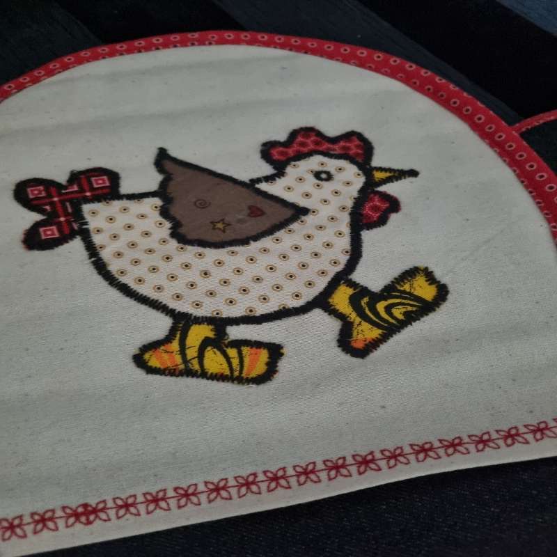 Embroidered oven mitten with chicken detail