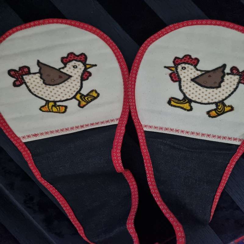 Embroidered oven mitten with chicken detail