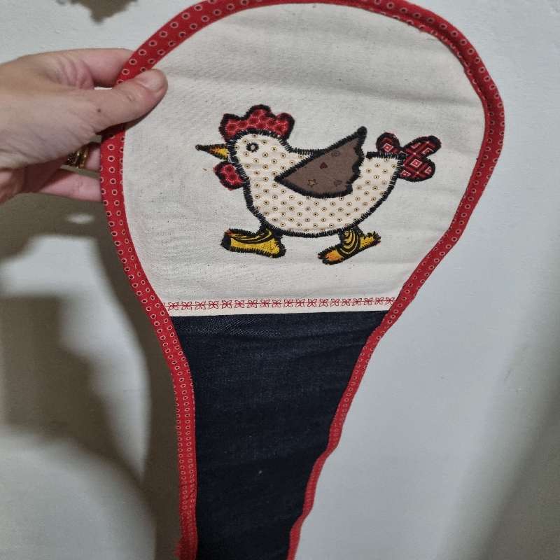 Embroidered oven mitten with chicken detail