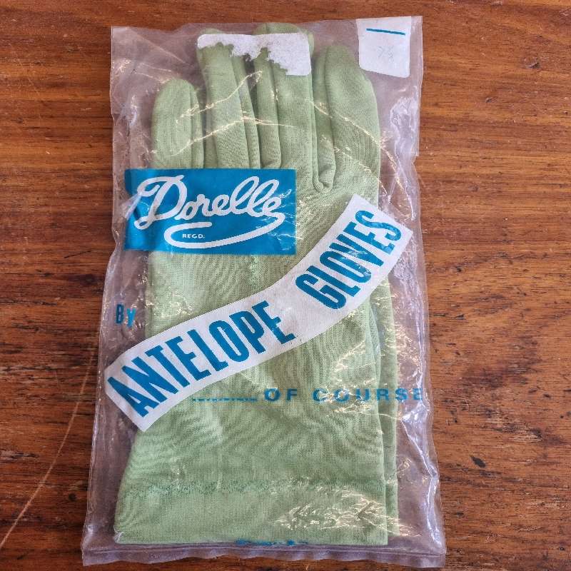 Vintage Green Gloves - Size 7.5