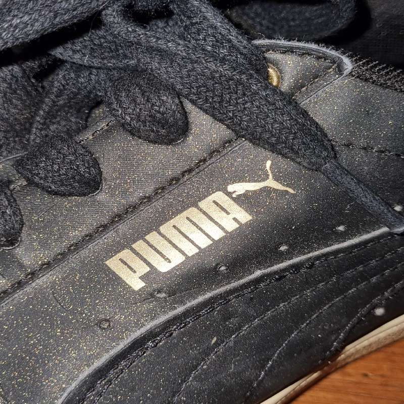 Puma Gold and Black sneakers - Size 6
