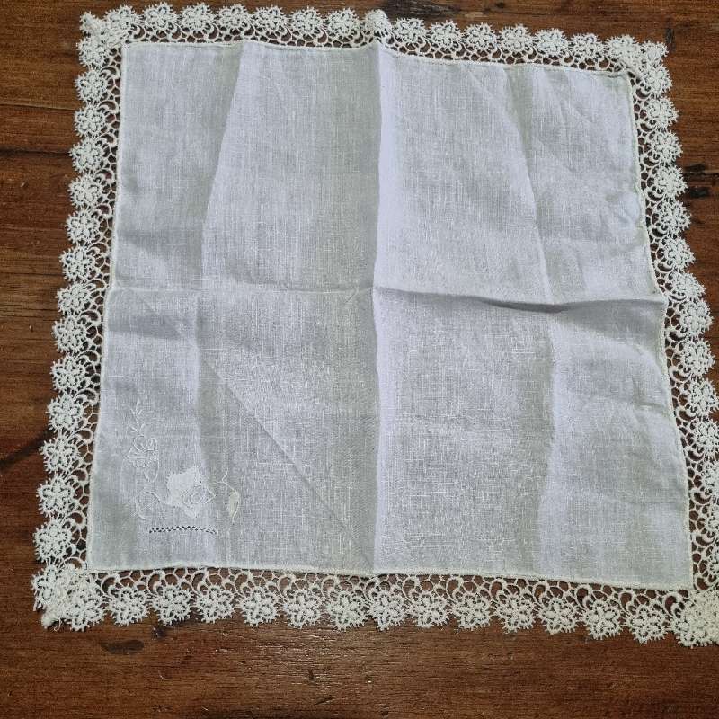 Beautiful Vintage Embroidered Doily / Tea Tray Cloth - 32cm x 32cm