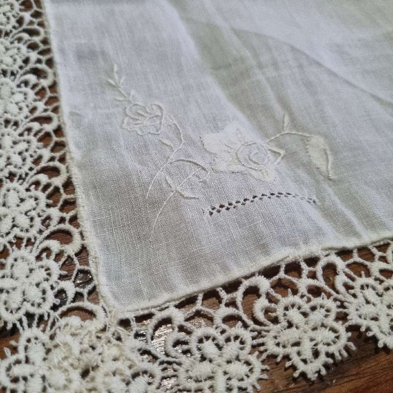 Beautiful Vintage Embroidered Doily / Tea Tray Cloth - 32cm x 32cm