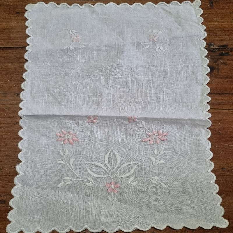 Beautiful Vintage Embroidered Doily / Tea Tray Cloth - 35cm x 20cm