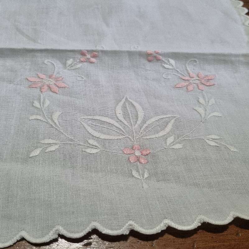 Beautiful Vintage Embroidered Doily / Tea Tray Cloth - 35cm x 20cm
