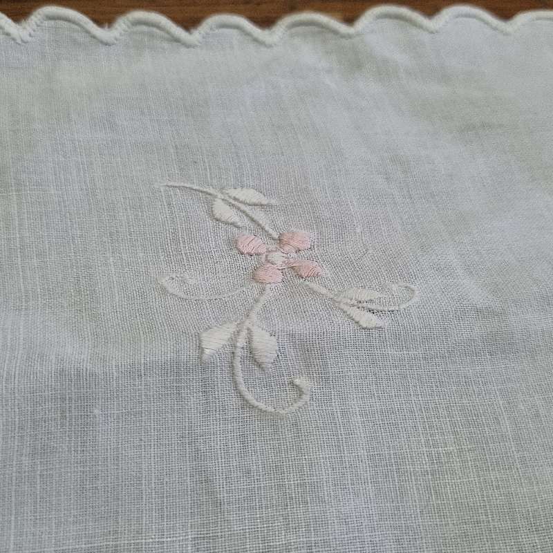 Beautiful Vintage Embroidered Doily / Tea Tray Cloth - 35cm x 20cm