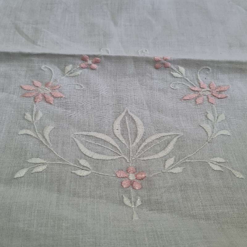 Beautiful Vintage Embroidered Doily / Tea Tray Cloth - 35cm x 20cm