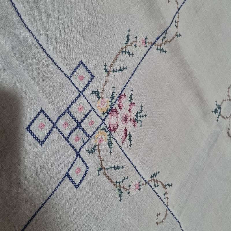 Beautiful Vintage Embroidered Tablecloth - One small tear - See pics - Size 1.2m x 1.2m