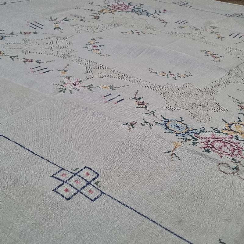 Beautiful Vintage Embroidered Tablecloth - One small tear - See pics - Size 1.2m x 1.2m