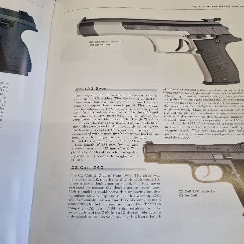 The Complete Encyclopedia of Pistols and Revolvers - A.E. Hartink - Large Heavy book