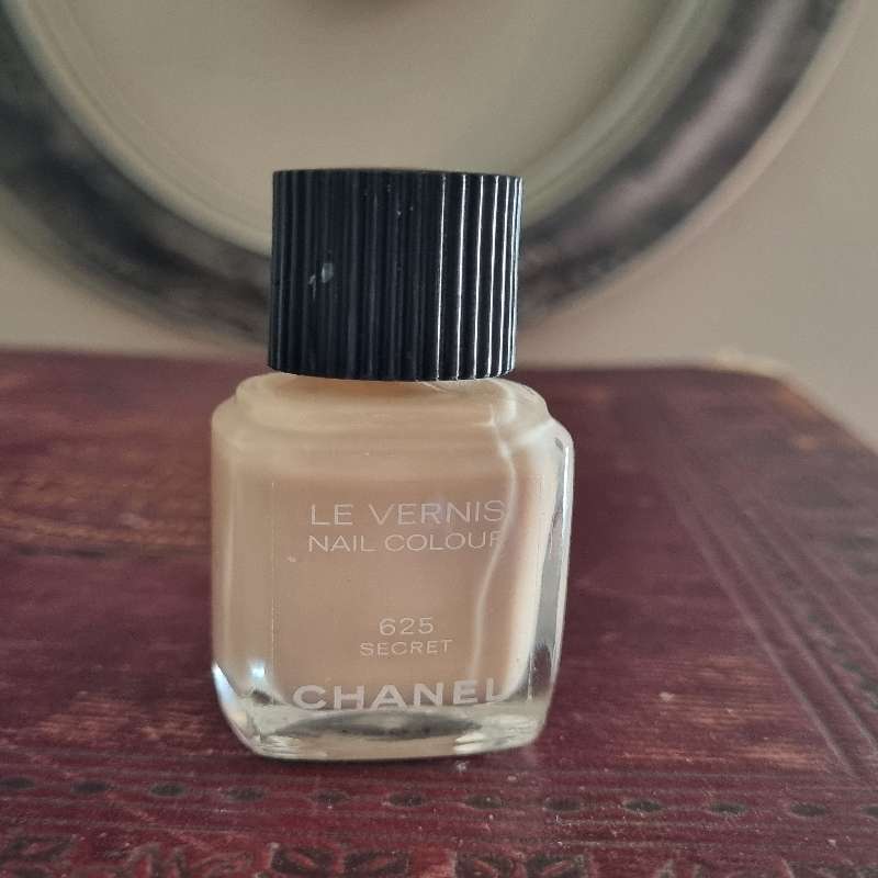 Chanel Nail Polish - 625 Secret - Almost full - Used once