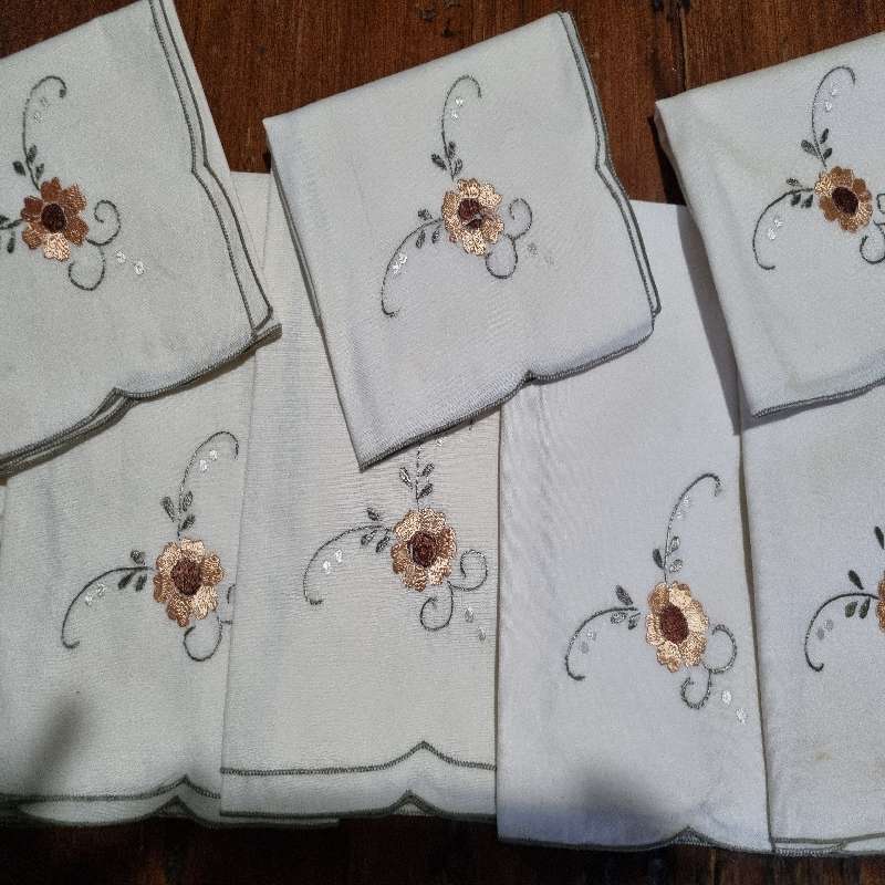 8 x Vintage Embroidered Napkins - Some minor yellowing