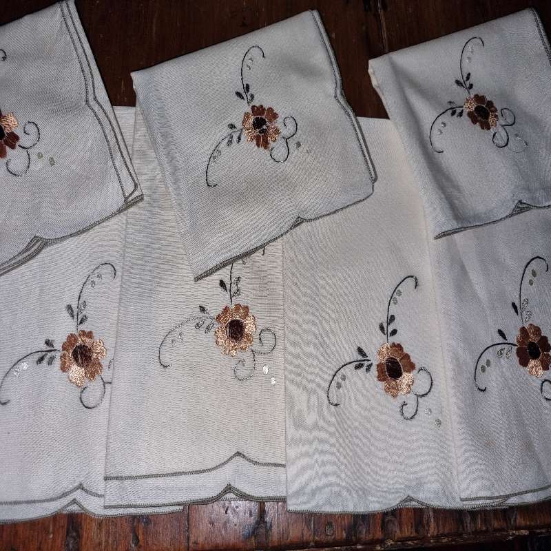 8 x Vintage Embroidered Napkins - Some minor yellowing