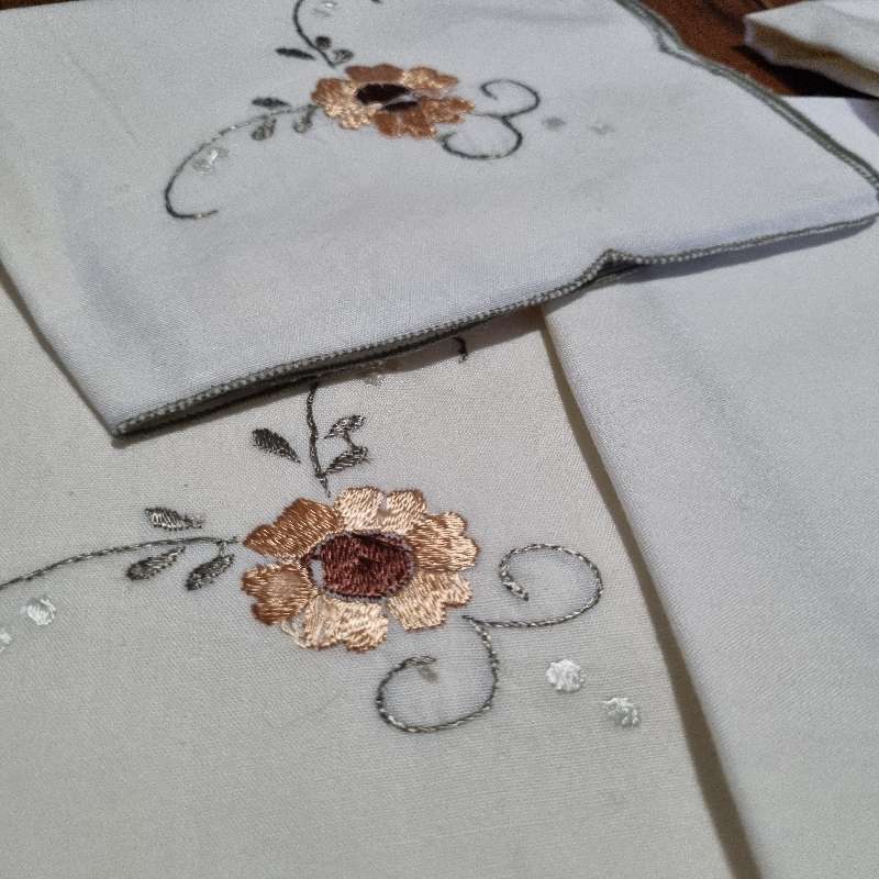 8 x Vintage Embroidered Napkins - Some minor yellowing
