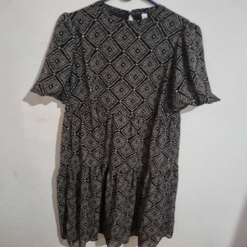 Beautiful dress with puffy sleeves - Size M