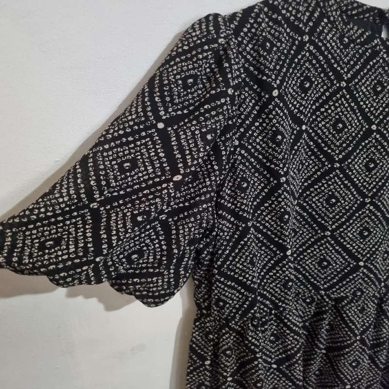 Beautiful dress with puffy sleeves - Size M