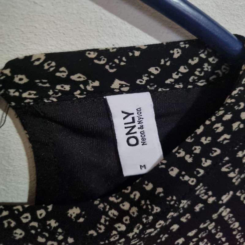 Beautiful dress with puffy sleeves - Size M