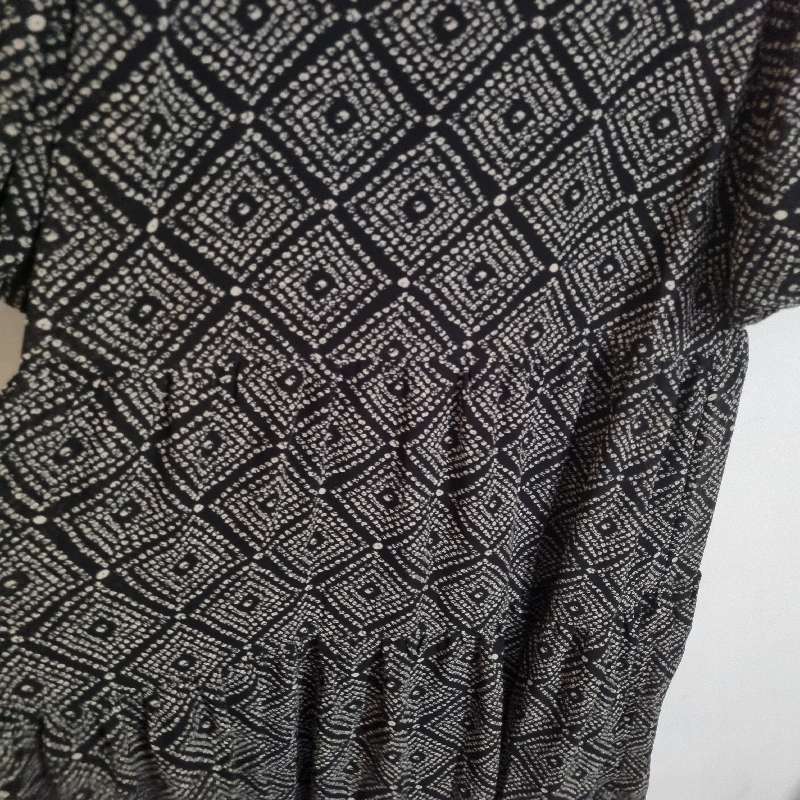 Beautiful dress with puffy sleeves - Size M
