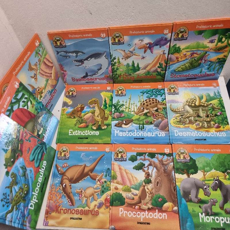 12 x Dinosaurs & Friends books - Prehistoric animals - Deagostini books - Great condition
