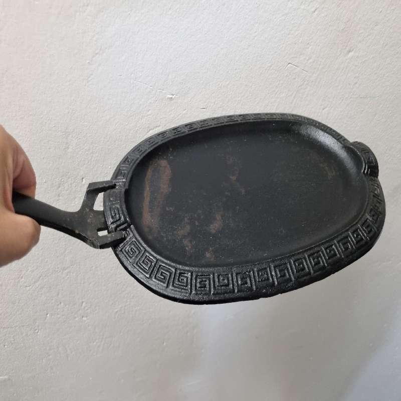 Cast Iron Steak Plate with fork for lifting / carrying