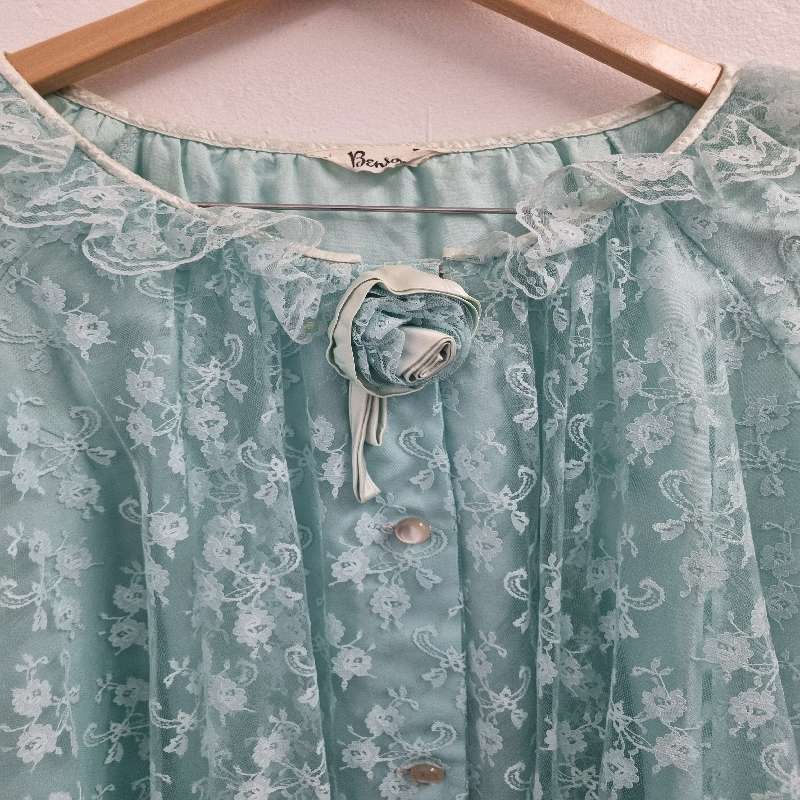 Beautiful Vintage Sleepwear / Gown - Size L