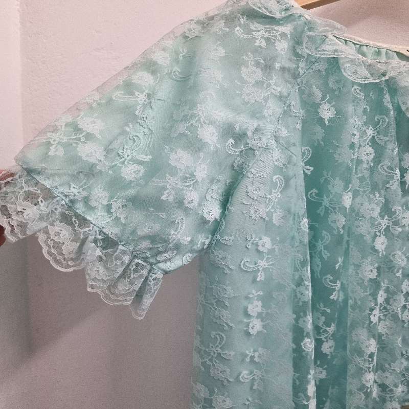 Beautiful Vintage Sleepwear / Gown - Size L
