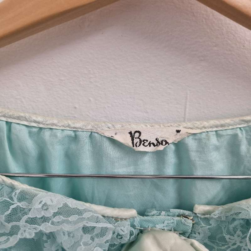 Beautiful Vintage Sleepwear / Gown - Size L