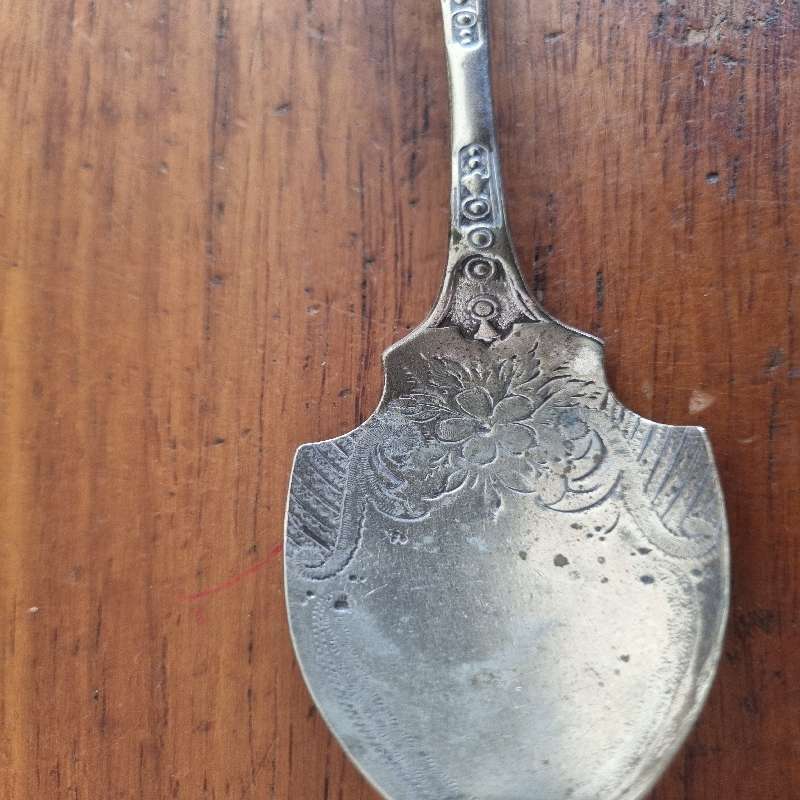 Beautiful Vintage EPNS spoon with engraved detail - 16cm
