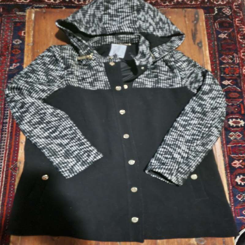 Beautiful Jacket with removable hood - Warm, great quality jacket - Size M