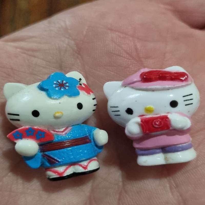 2 x Mini Hello Kitty figurines - 2.5cm each
