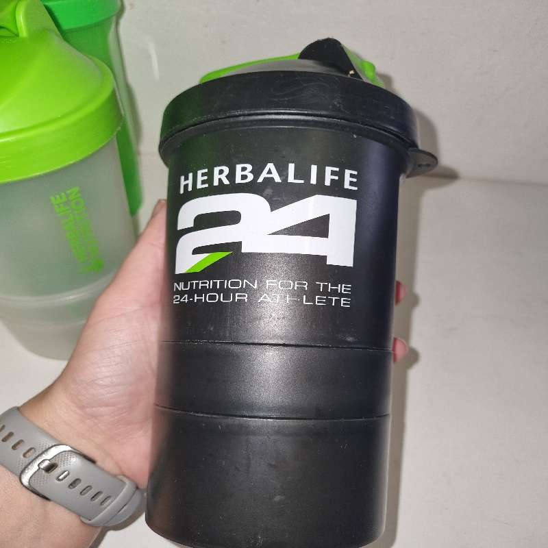 4 x Herbalife shakers / bottles