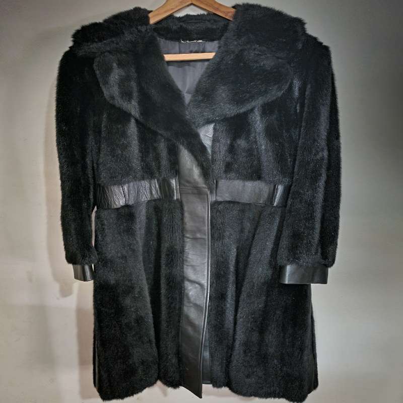 Most Beautiful Vintage Leather and fake fur panel coat - size M / 36 Perfect condition!!