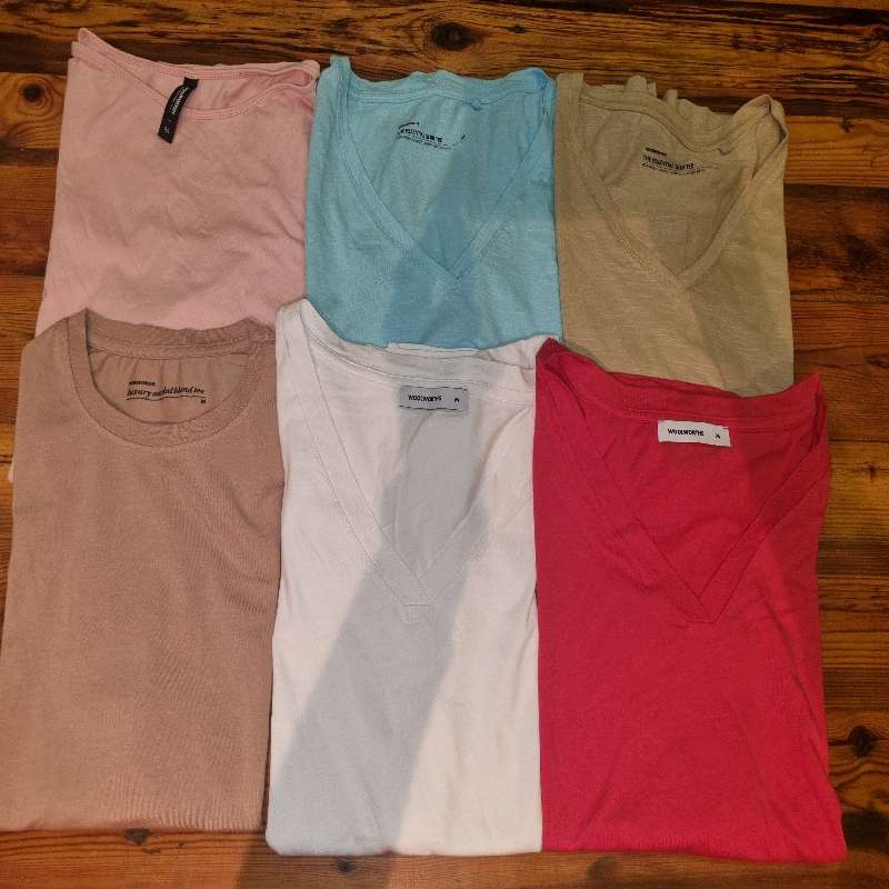 6 x Woolworths T-Shirts - Size M - Most never worn - Perfect condition