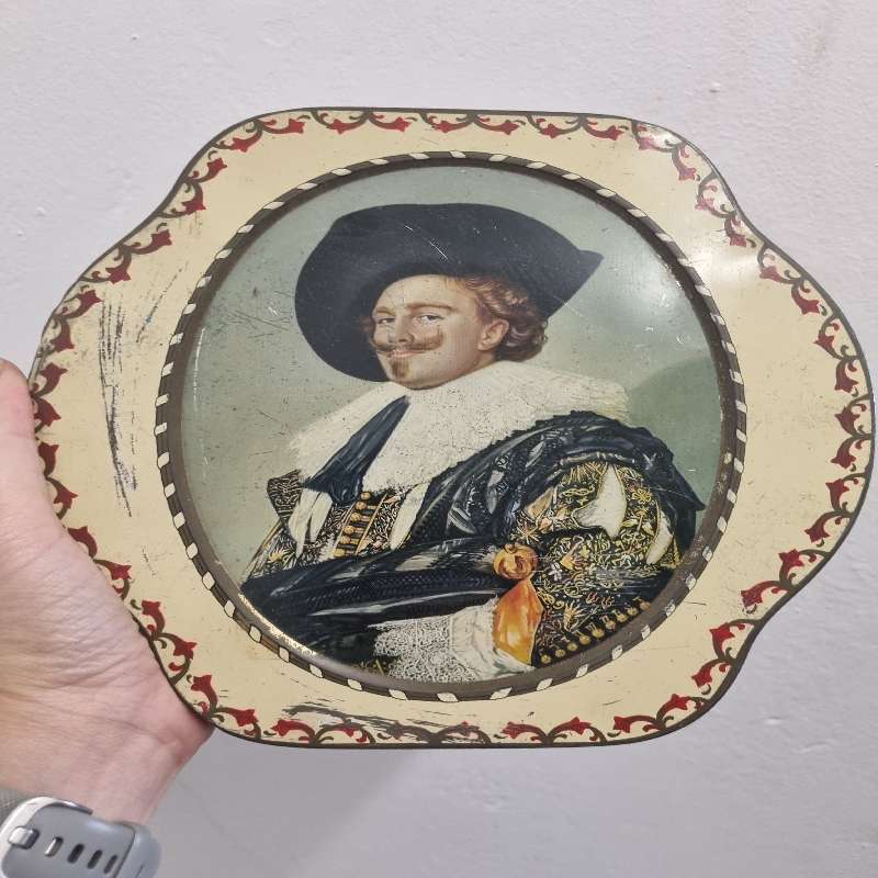 Beautiful Vintage Tin - Peak, Frean & Co Ltd - By Appointment to Her Majesty The Queeun