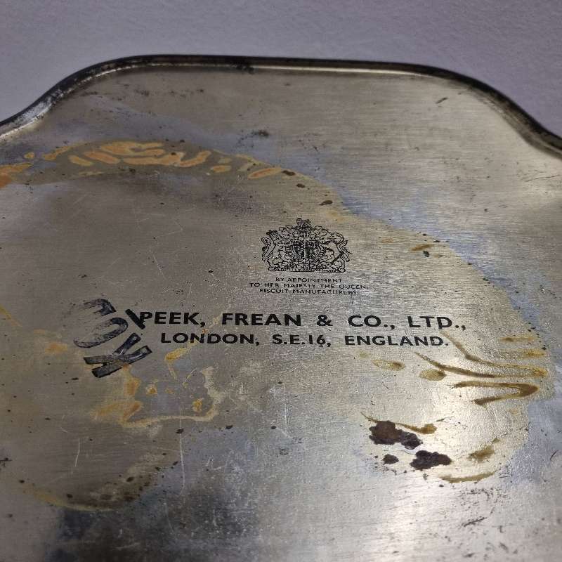 Beautiful Vintage Tin - Peak, Frean & Co Ltd - By Appointment to Her Majesty The Queeun