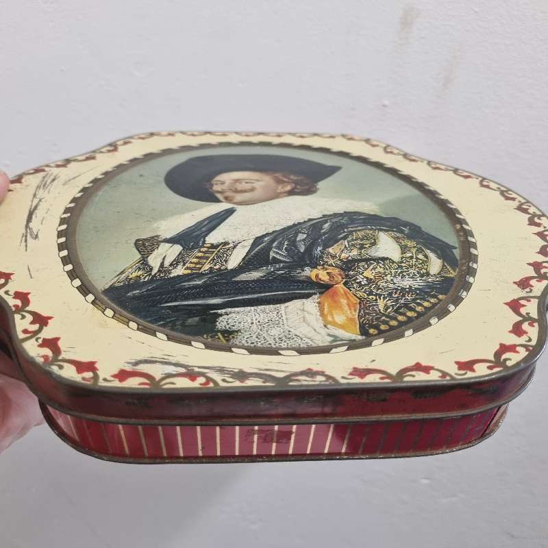 Beautiful Vintage Tin - Peak, Frean & Co Ltd - By Appointment to Her Majesty The Queeun