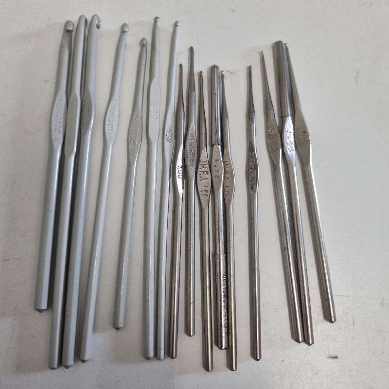 16 x Metal Crochet Needles / Crochet hooks