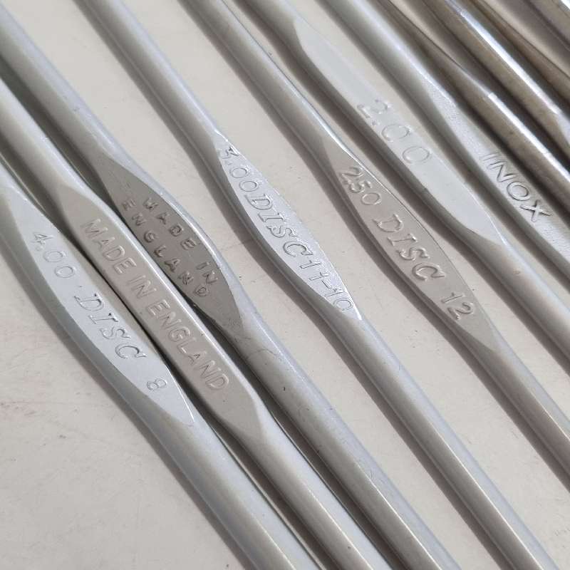 16 x Metal Crochet Needles / Crochet hooks